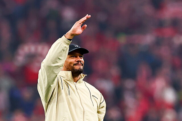 MUNICH (Germany), 15/04/2026.- Bayern Munich's head coach Vincent  lt;HIT gt;Kompany lt;/HIT gt; greets supporters after winning the UEFA Champions League quarter-finals, 2nd leg match FC Bayern Munich against Real Madrid, in Munich, Germany, 15 April 2026. (Liga de Campeones, Alemania) EFE/EPA/ANNA SZILAGYI