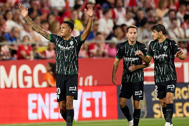 �lvaro Rodr�guez celebra su gol en Montilivi