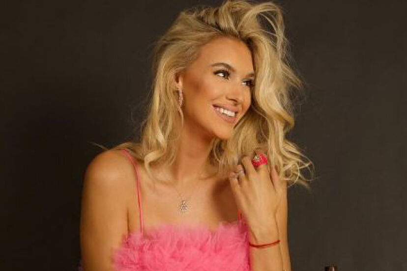 veronika rajek christmas dress Veronika Rajek catches Tom Brady's eye in suggestive Christmas dress