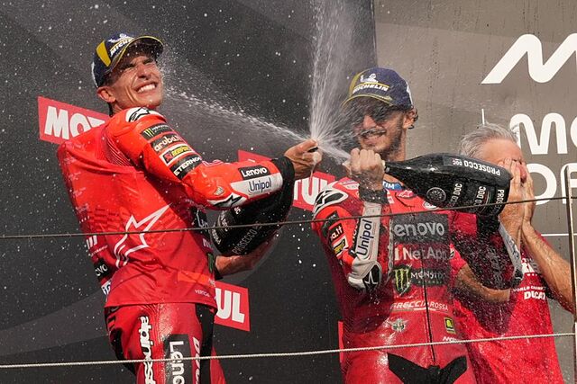 Marc M�rquez, es regado en el podio de Motegi por Pecco Bagnaia.