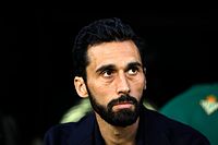 Arbeloa, con gesto serio en el banquillo.