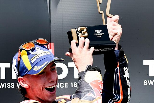 Pedro Acosta, en el podio de Brno.