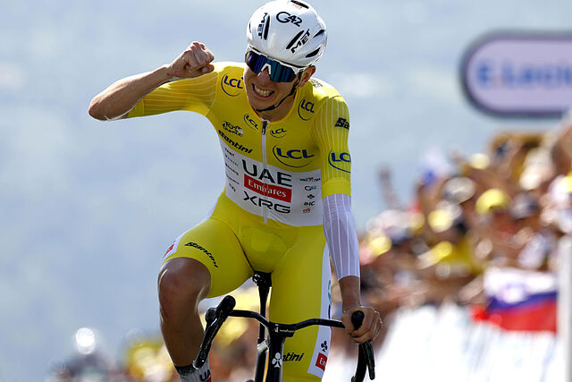Tadej Pogacar celebra la victoria en la 13� etapa del Tour de Francia 2025.