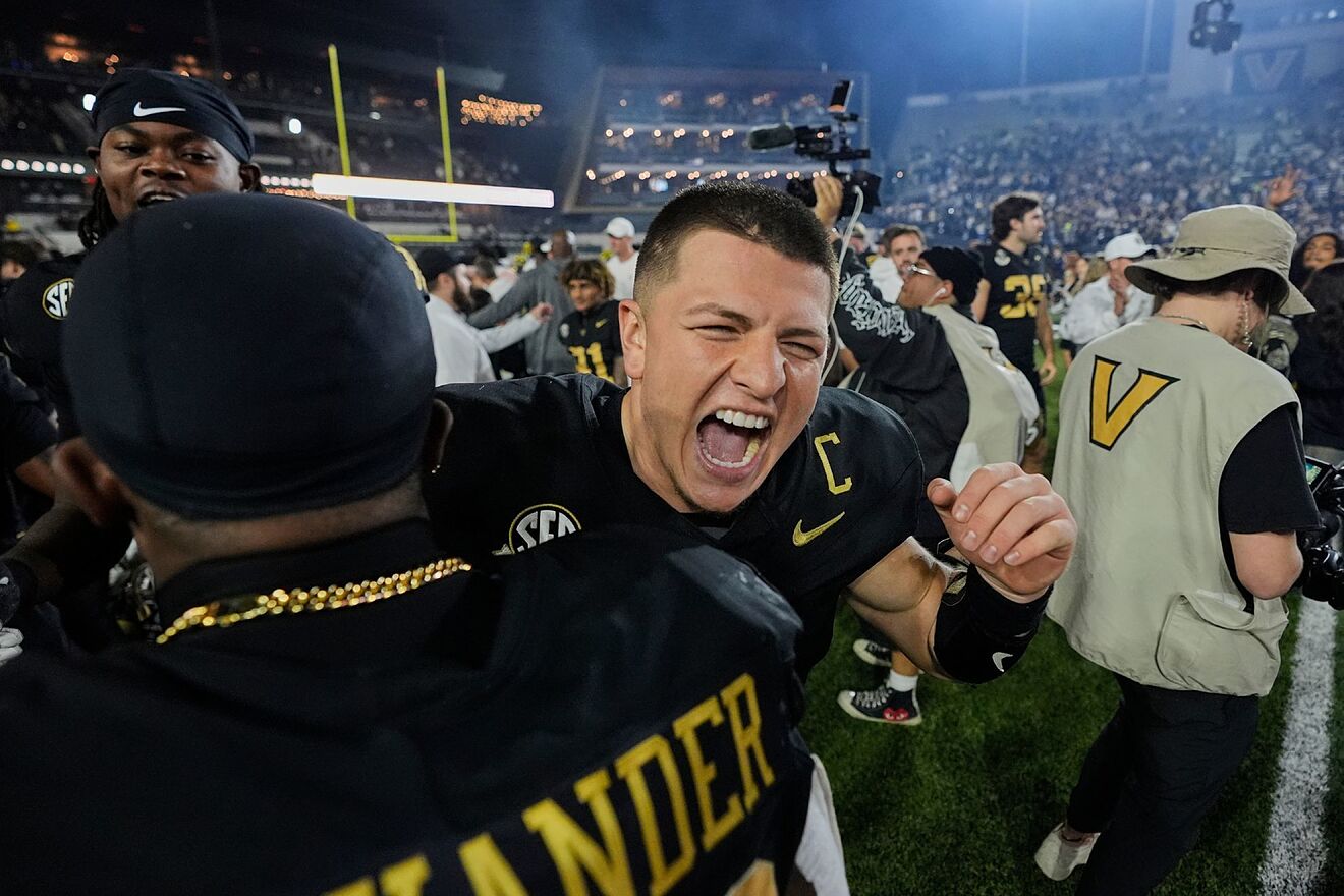 The Commodores crushed the Kentucky Wildcats 45-17 on Saturday.