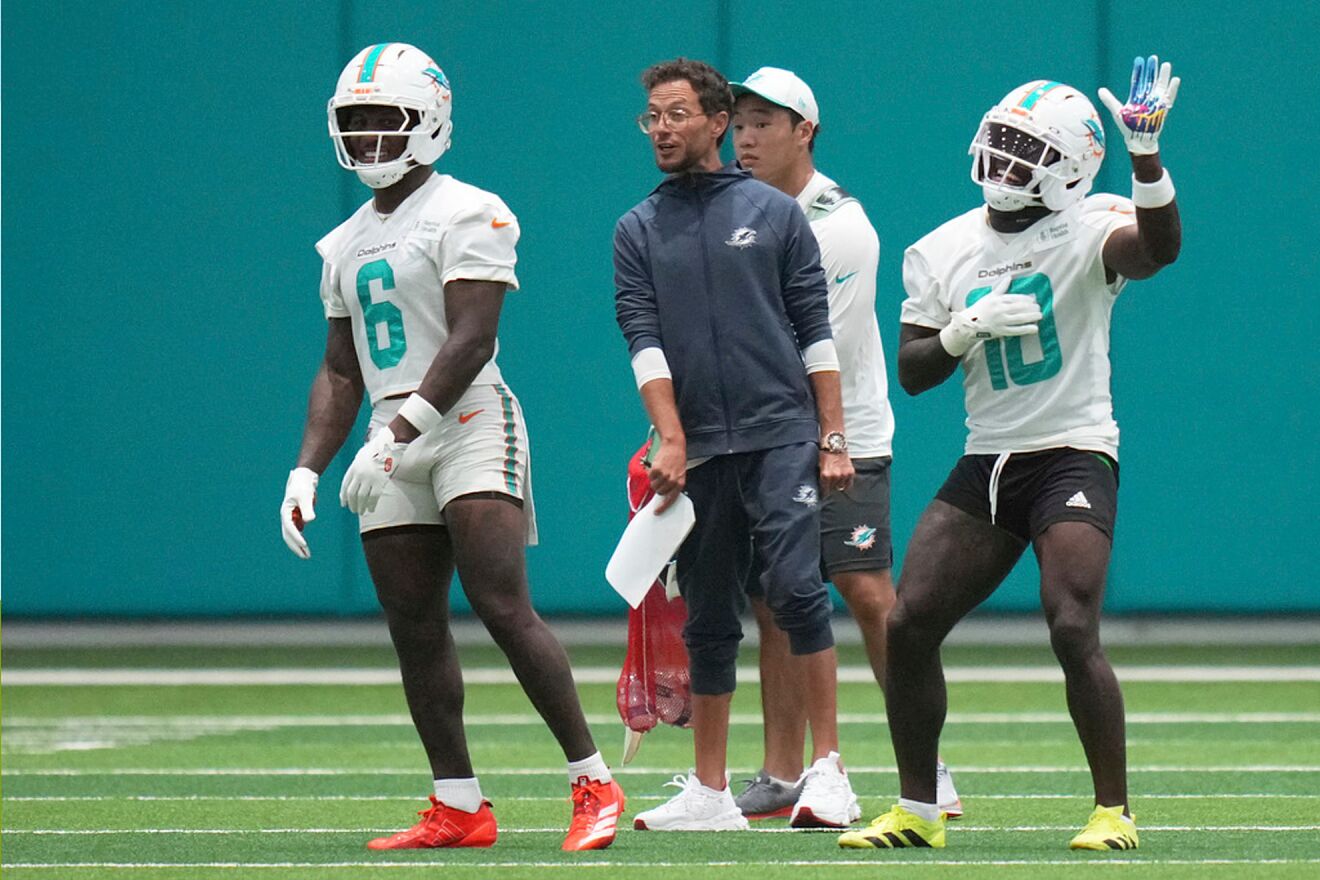 Mike McDaniel and Tyreek Hill with the Dolphins