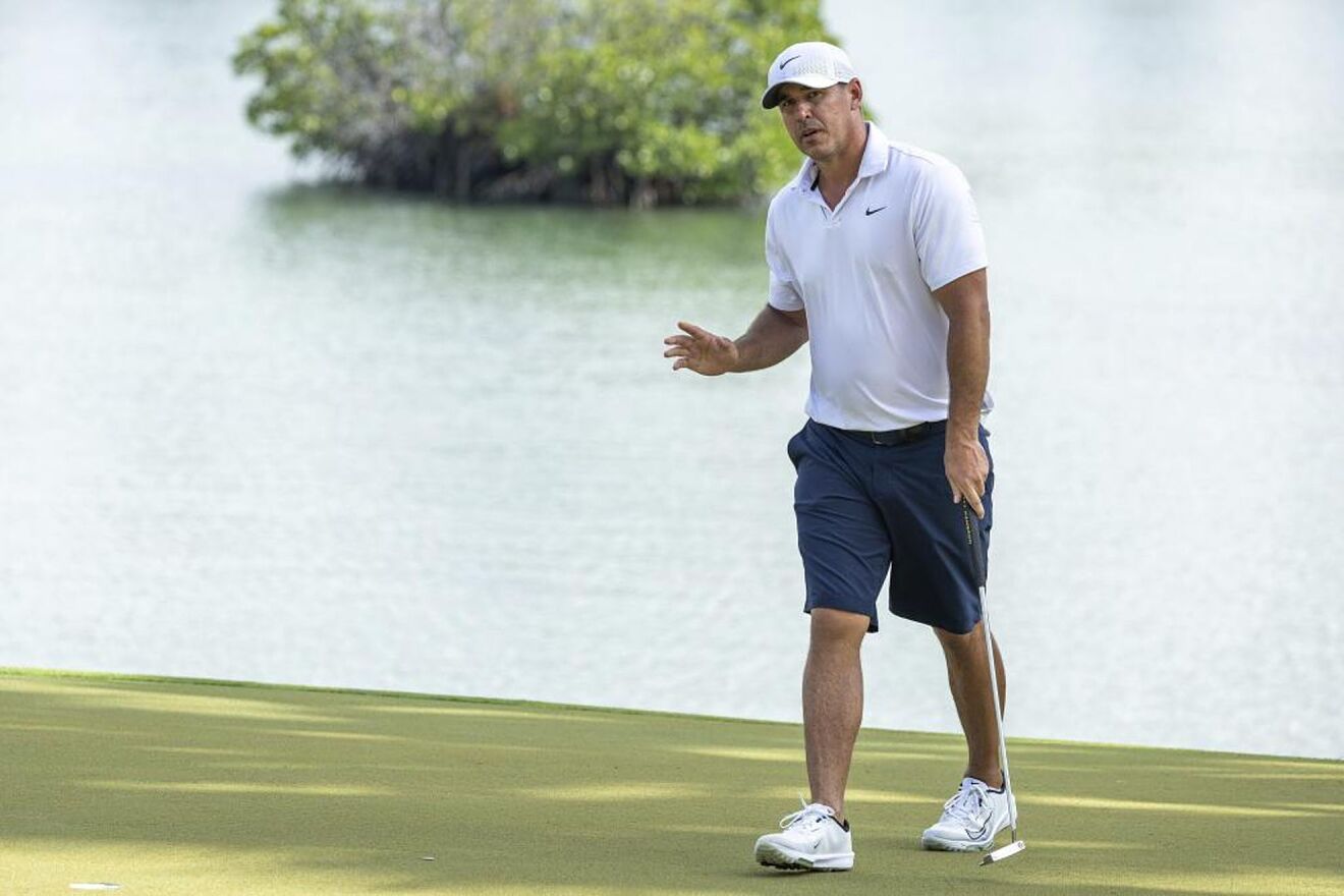 Brooks Koepka agradece los aplausos en Sentosa.