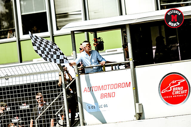 Petr Pavel, presidente de Chequia, dando el banderazo en MotoGP, en Brno