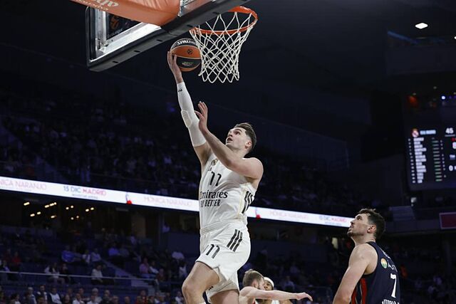 Hezonja realiza una bandeja ante la mirada de Kurucs en el partido de Euroliga de este curso.