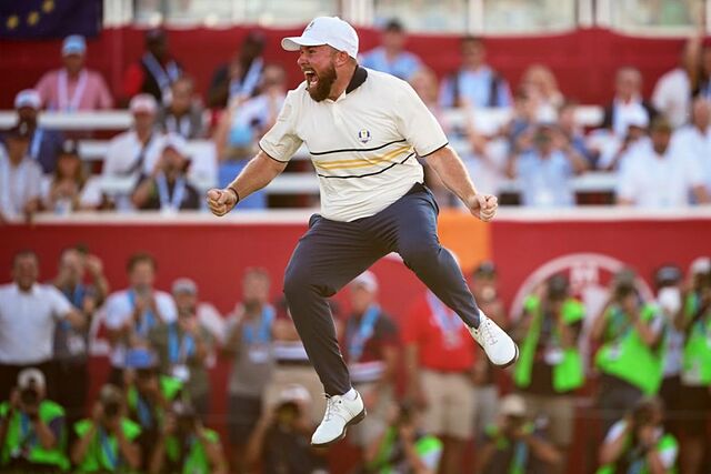 Shane Lowry celebra el putt que dio la copa a Europa