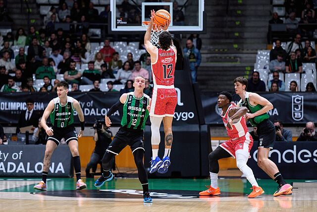 Jonah Radebaugh lanza un triple en el partido ante el Asisa Joventut.