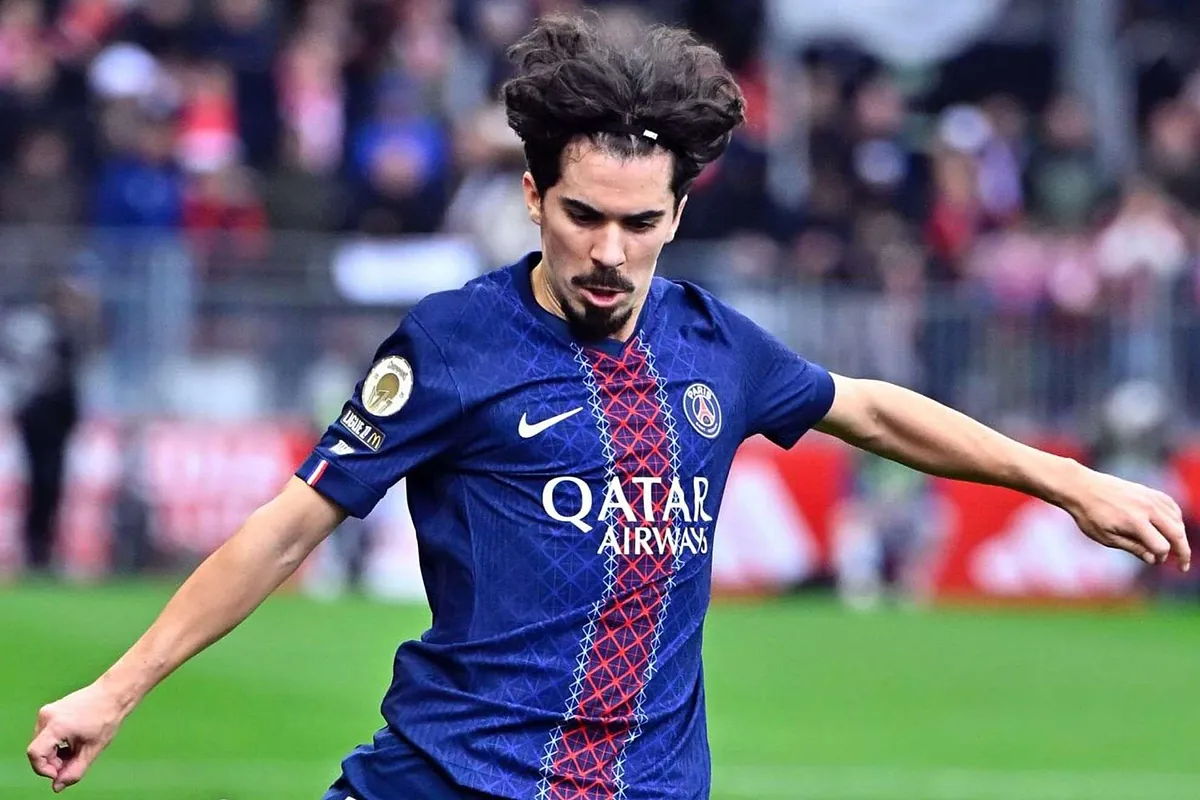 Vitinha delights PSG fans with magician moves before a big game