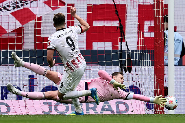 Manuel Neuer, en acci�n durante el �ltimo partido del Bayern, frente al Friburgo.
