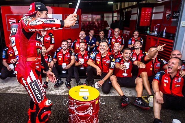 M�rquez, con el tambor y su equipo Ducati.