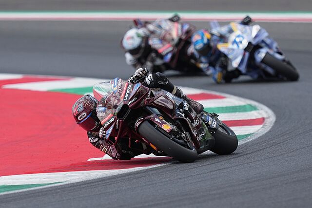 Marc M�rquez liderando en Mugello sobre �lex M�rquez y Pecco Bagnaia.