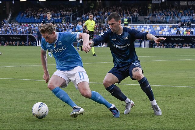 De Bruyne protege el bal�n ante Romagnoli