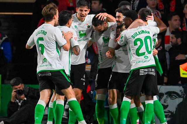 Los jugadores del Racing celebran un tanto en el encuentro ante el Sporting.