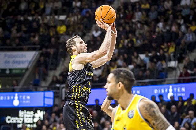 Marcelinho Huertas lanza a canasta en el derbi de Champions ante el Dreamland Gran Canaria.