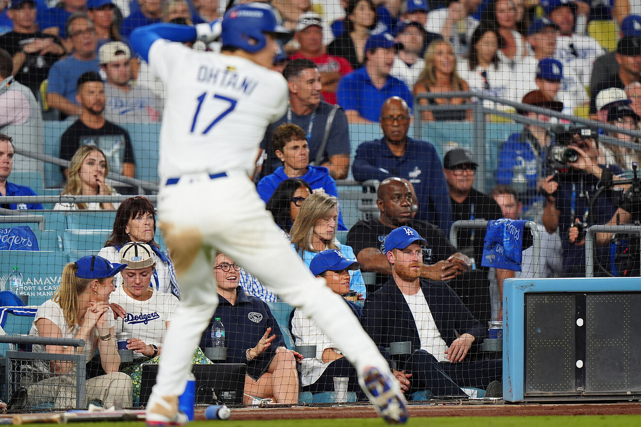 Prince Harry and Meghan Markle shine at World Series Game 4 in...