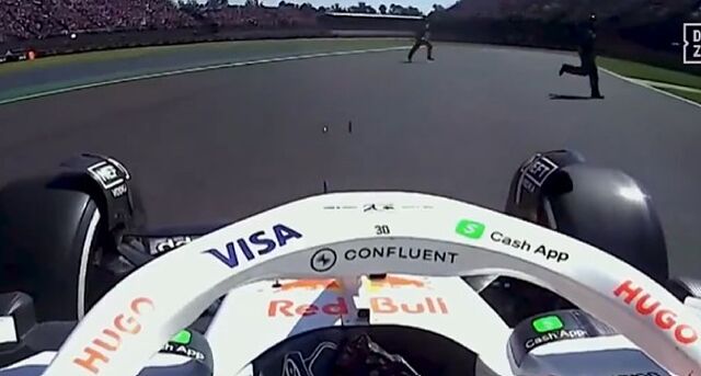 Los dos comisarios cruzando por delante de Lawson.