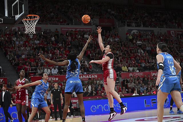 Merrit Hempe lanza un gancho.