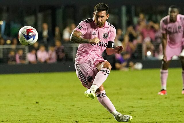 �scar Pareja critica arbitraje y pide roja a Messi: "Fue un circo"