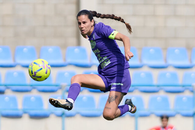 Judith Caravaca golpea el bal�n en el aire en el duelo ante el Badalona