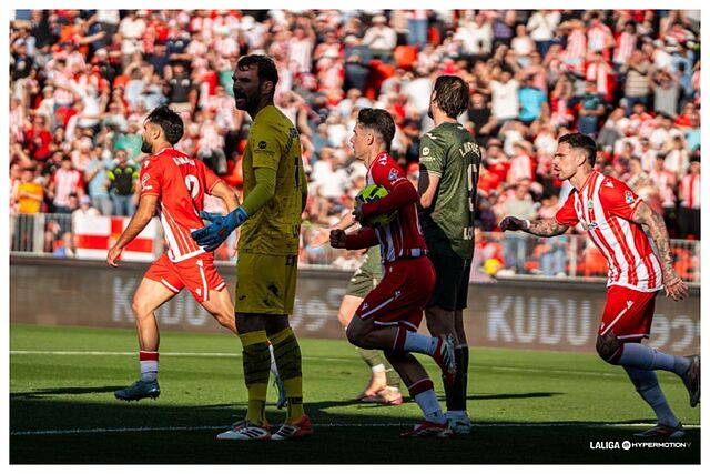 Arribas sale corriendo con el bal�n tras empatar ante el enfado del meta Soriano