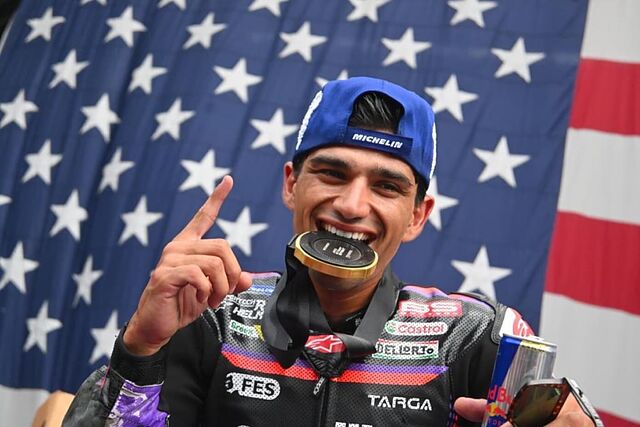 Jorge Mart�n, en el podio con su medalla.