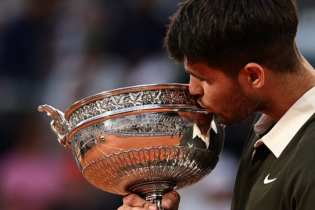 Carlos Alcaraz con la Copa de los Mosqueteros.