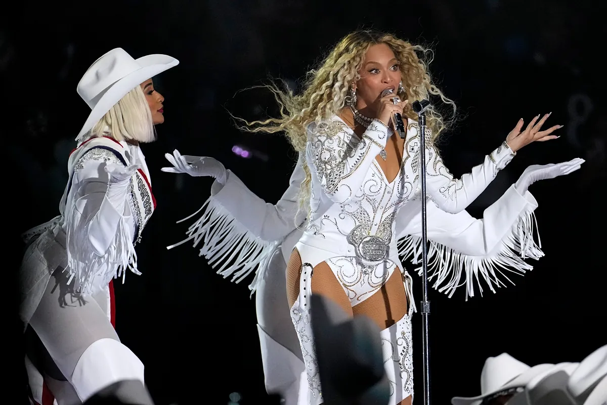 Nfl Halftime Performance Costumes Beyoncé shines in NFL Christmas halftime spectacle while Jay-Z and ...