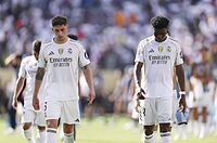 Tchouam�ni y Valverde tras un partido con el Madrid.