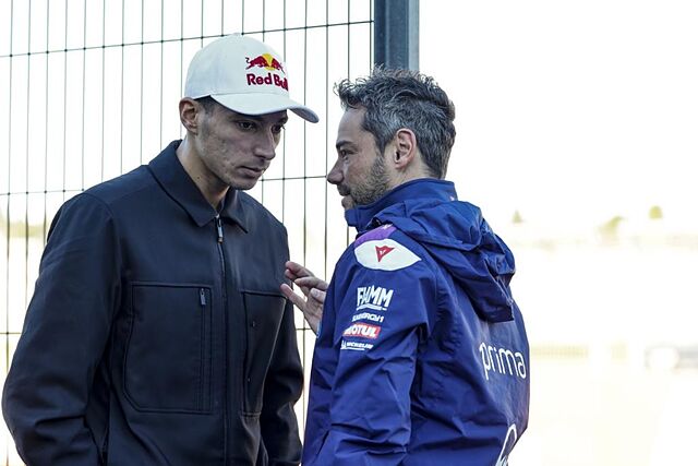 Toprak Razgatlioglu, con Giribuola, su jefe t�cnico.