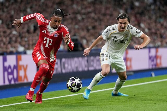 Michael Olise se marcha de �lvaro Carreras.