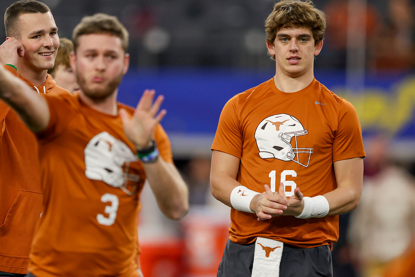 Texas quarterback Arch Manning (16) warms up alongside quarterback...