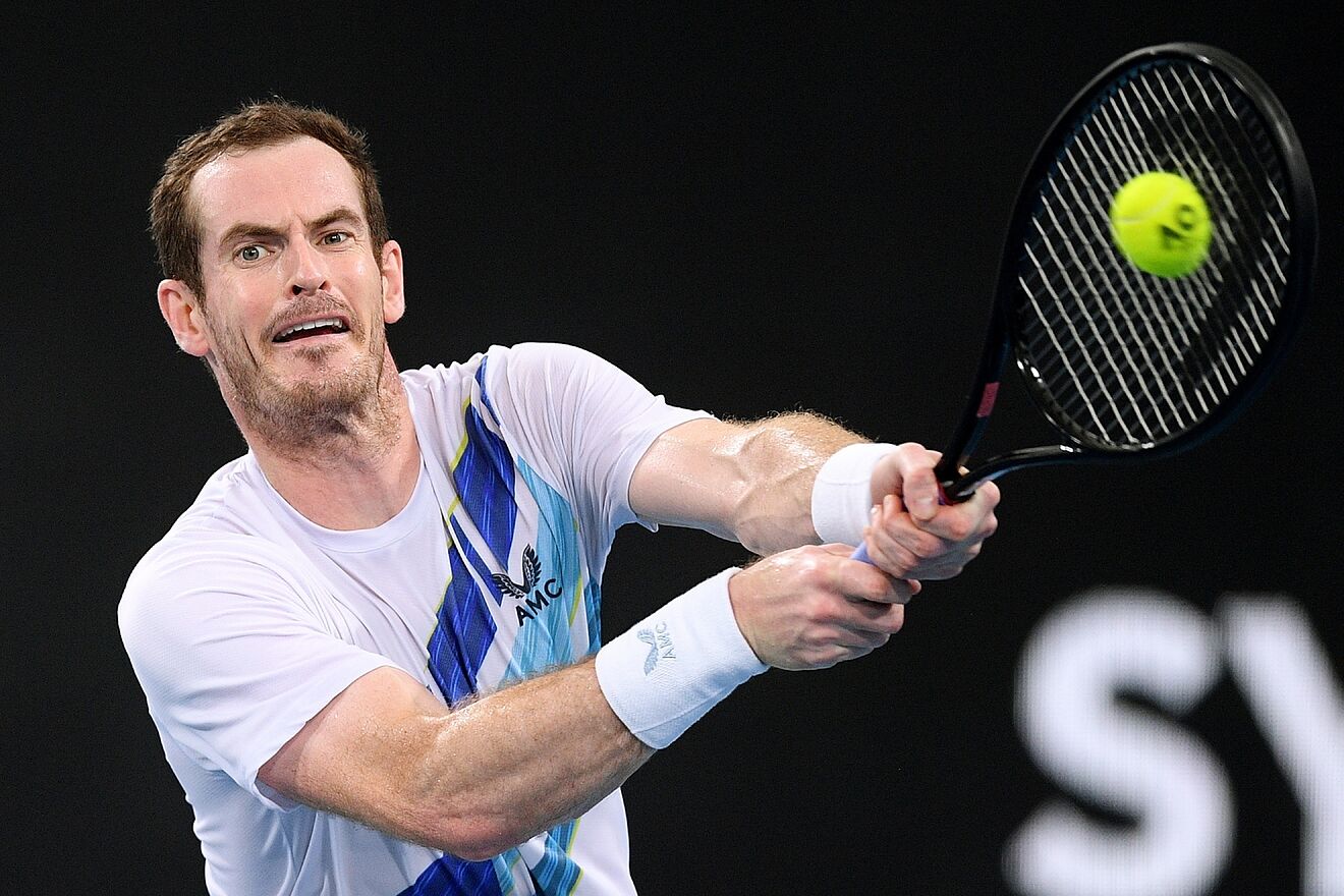 Andy Murray se dispone a golpear una pelota de rev�s durante un...