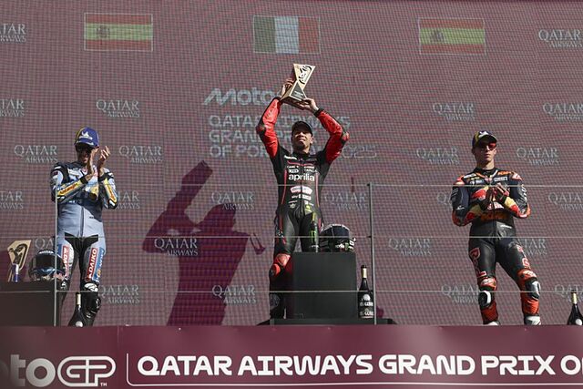 �lex M�rquez aplaude a Bezzecchi en el podio.