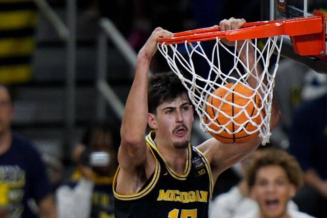Aday Mara hace un mate en la semifinal de la Final Four ante Arizona.