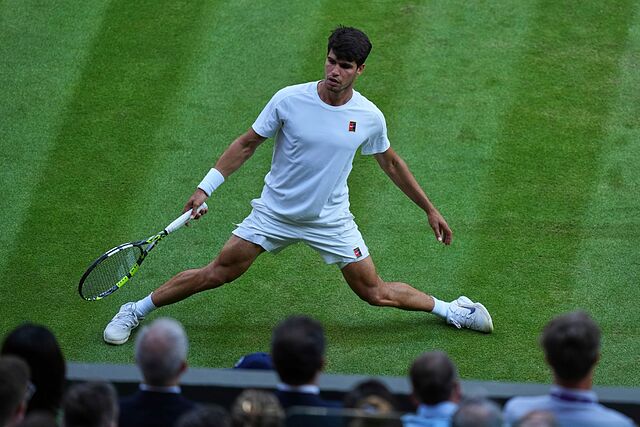 Carlos Alcaraz, durante el partido ante Sinner en Wimbledon.