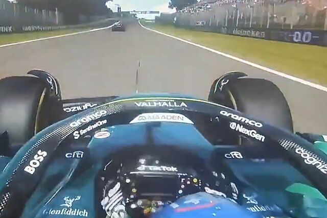 Alonso se golpea el casco en la recta de subida.