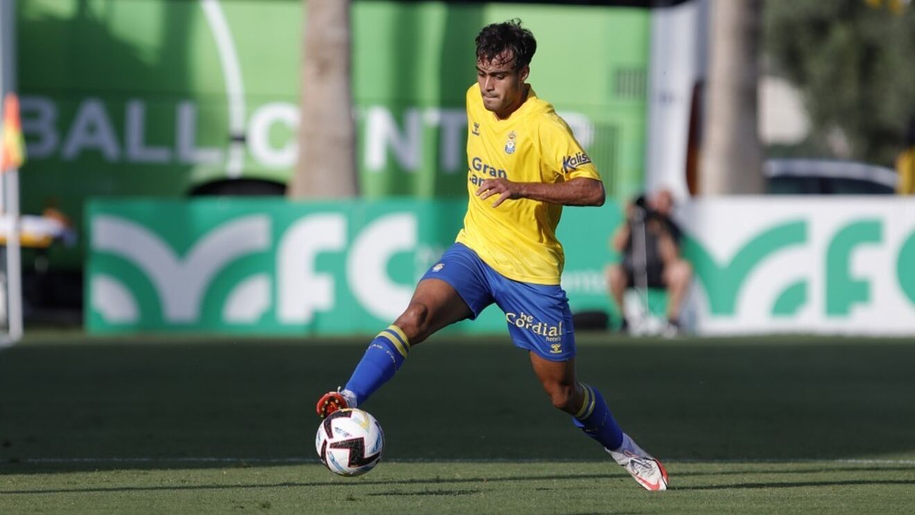 Palanca controla la pelota durante esta pretemporada. / UD LAS PALMAS