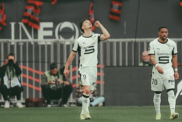 Est�ban Lepaul celebra un gol mirando al cielo.