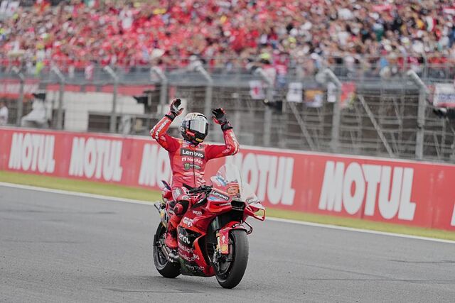 Marc M�rquez cruza la meta en Motegi.
