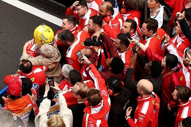 Lewis Hamilton (41) celebra su primer podio como piloto de Ferrari