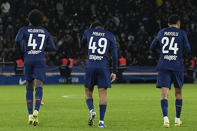 Ndjantou (18 a�os), Mbaye (18) y Mayulu (19) en un partido con el PSG.