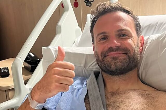 Juan Mata realiza un gesto de aprobaci�n desde la cama del hospital.