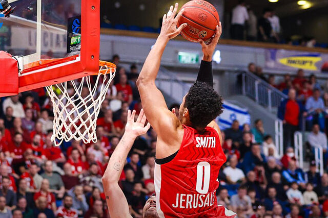 Smith trata de anotar en el aro del BAXI Manresa.