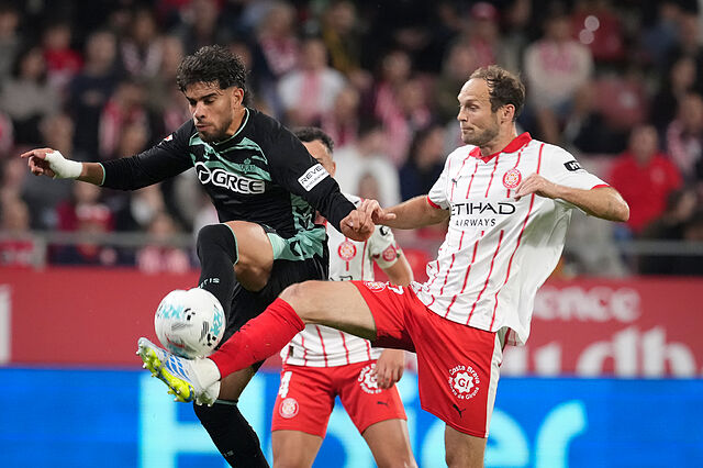 Abde Ezzalzouli y Daley Blind en el Girona FC - Real Betis de hoy en LaLiga EA Sports
