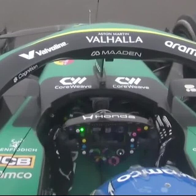 Alonso, soltando las manos del volante, durante el GP de China.