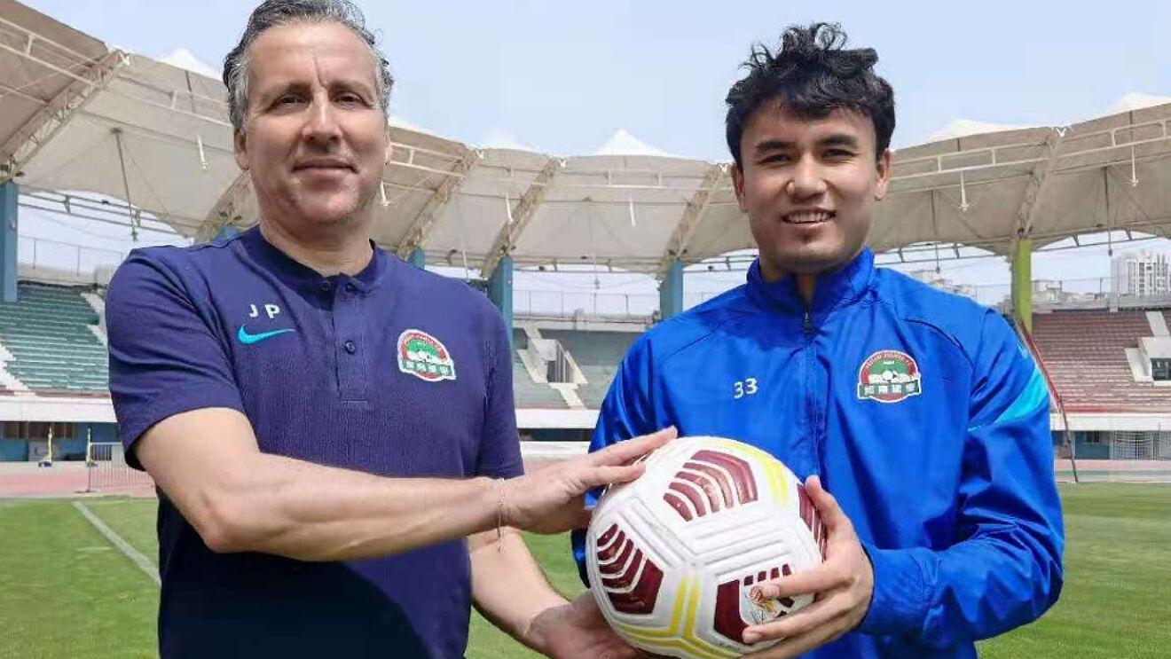 Javier Pereira y Dilmurat Mawlannyaz posan para MARCA en el estadio de...
