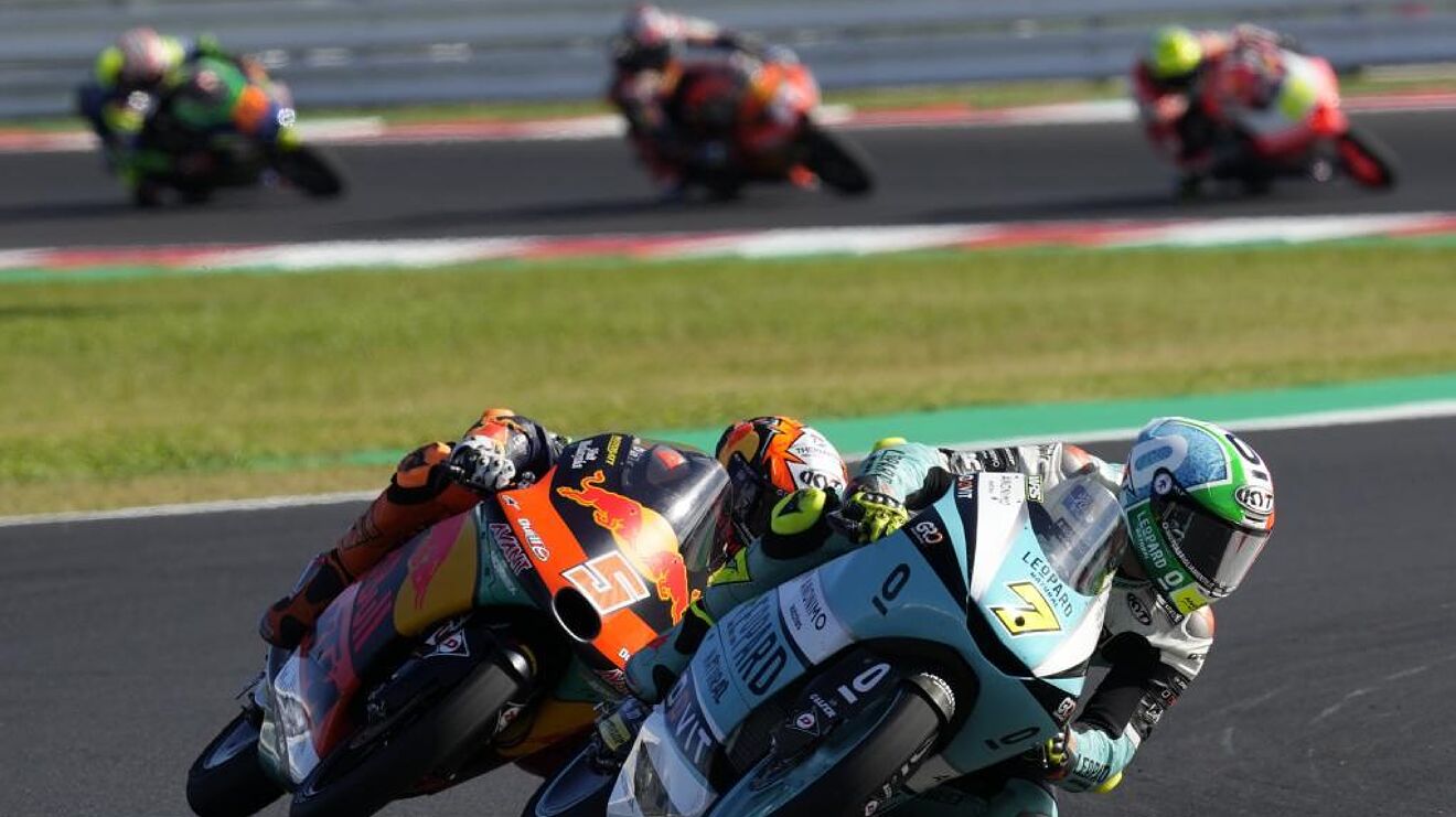 Foggia, delante de Masiá, con Acosta al fondo tras Nepa y delante de...